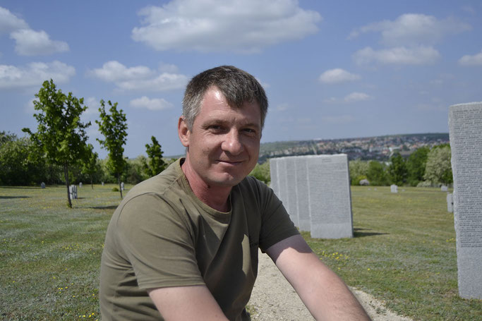 Ruslan Volosin gräbt seit zwölf Jahren nach den Überresten deutscher Soldaten in Moldau. Eigentlich wäre er gern Koch. Foto: Elisabeth Pörnbacher