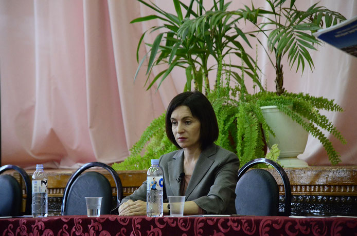 Bei Diskussionen mit Wählerinnen, wie in der Universität in Chișinău, hält sie sich Maia Sandu eher zurück. Foto: Carolin Gißibl