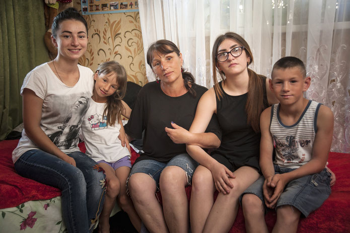 Maia Taran mit ihren Kindern. Foto: Éric Vazzoler