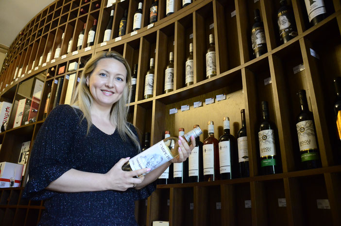 Tatiana Römischer studierte Internationale Weinwirtschaft in Deutschland und möchte nun europäische Märkte von der guten Qualität ihrer Heimatweine überzeugen. Fotos: Carolin Gißibl